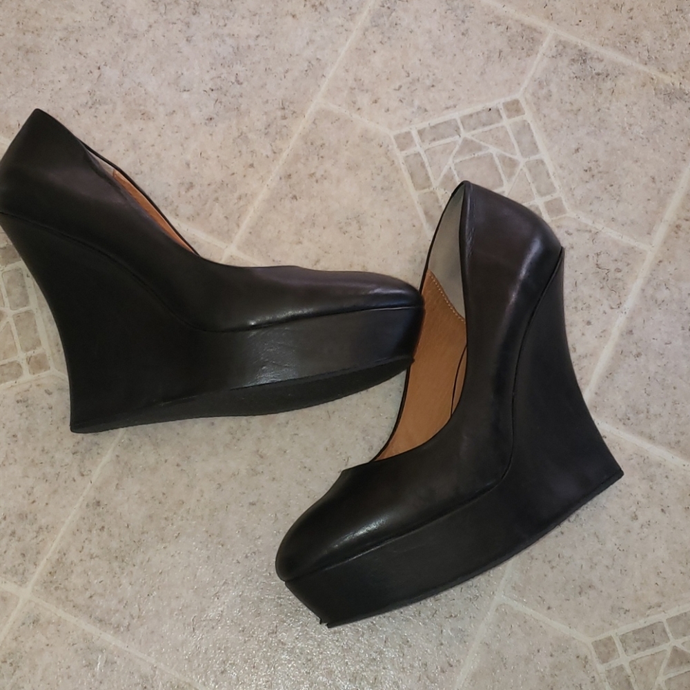 L.A.M.B. real leather wedge platform pumps. EUC SIZE 9.5 - Picture 4 of 10